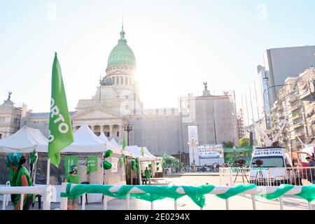 Buenos Aires, Argentine; 10 décembre 2020: Rassemblement féministe devant le Congrès national en faveur de la loi juridique, sûre et libre sur l'avortement. Banque D'Images