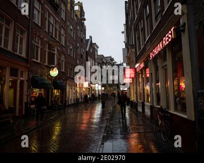 Soirée pluvieuse dans la rue illuminée Chinatown Zeedijk au centre d'Amsterdam Aux pays-Bas Banque D'Images
