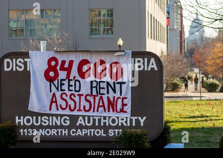 Washington, DC, Etats-Unis, 28 décembre 2020. Photo : les manifestants ont accroché un panneau au-dessus du panneau de la District of Columbia Housing Authority lors de la manifestation pour Housing Equity. Le but de la manifestation était de sensibiliser les 84,000 ménages de DC incapables de se payer un loyer à bas prix, en partie à cause de la pandémie du coronavirus. 300 drapeaux ont été placés sur la pelouse, chacun représentant 280 ménages. La manifestation a été parrainée par des citoyens concernés de DC, migration Matters, jusqu'à ce que Freedom DC et les pays de la région noire comptent. Crédit : Allison C Bailey/Alay Live News Banque D'Images