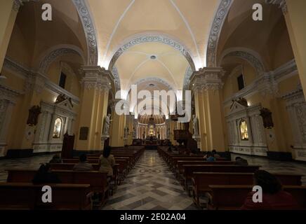 Intérieur intérieur de l'église catholique Basilique Cathédrale d'Arequipa Pérou à Place centrale Plaza de Armas dans le centre historique Banque D'Images