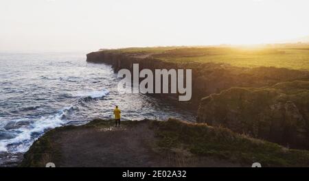 Vue aérienne de la côte à Praia comme la plage Catedrais Cathedrals Près de Ribadeo Galice en Espagne à marée haute Banque D'Images