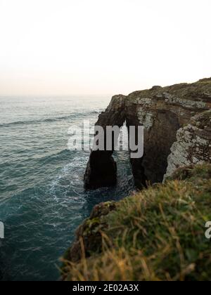 Arches naturelles massives à Praia comme Catedrais Cathedrals Plage près Ribadeo Galice en Espagne à marée haute Banque D'Images