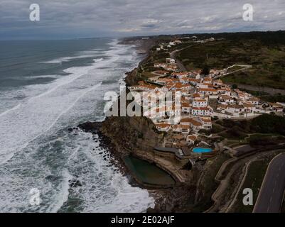 Vue panoramique aérienne de la station balnéaire d'Azenhas do Mar à Falaise côte plage océan atlantique à Sintra Colares au Portugal Banque D'Images