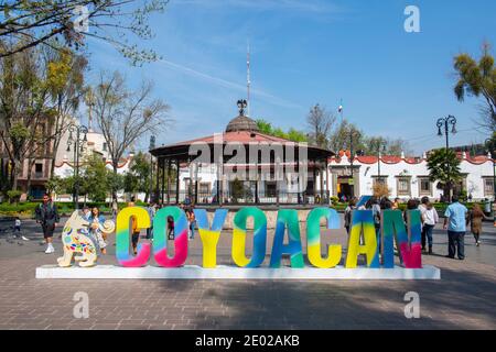 Panneau Coyoacan et kiosque historique à la Plaza jardin Hidalgo dans le centre historique de Coyoacan, Mexico CDMX, Mexique. Banque D'Images