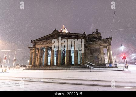 Mar 29 décembre 2020. Édimbourg, Royaume-Uni. Storm Bella couvre la capitale écossaise dans la neige aux premières heures du mardi 29 décembre 2020, y compris les National Galleries of Scotland sur Princes Street. Banque D'Images