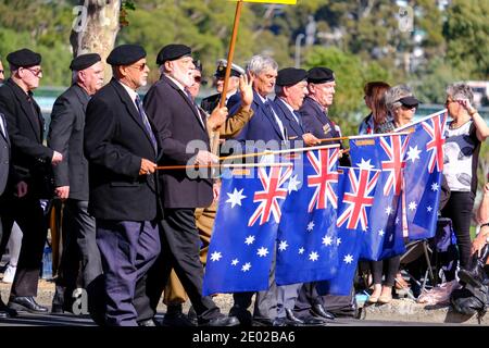 Les vétérans défilent lors des commémorations de la journée d'Anzac à Adélaïde en Australie Banque D'Images