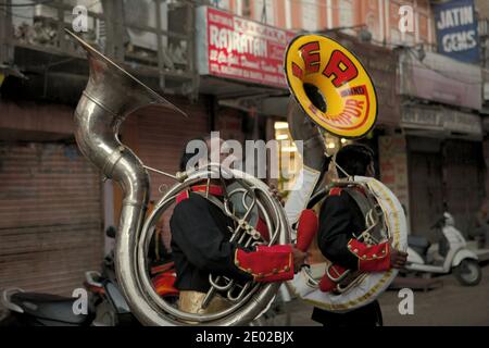 Membres d'un ensemble musical coordonnant sur une rue à Jaipur, Rajasthan, Inde. Banque D'Images