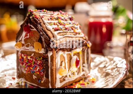 Tradition de vacances de faire une maison de pain d'épice et de décoration avec glaçage et bonbons Banque D'Images