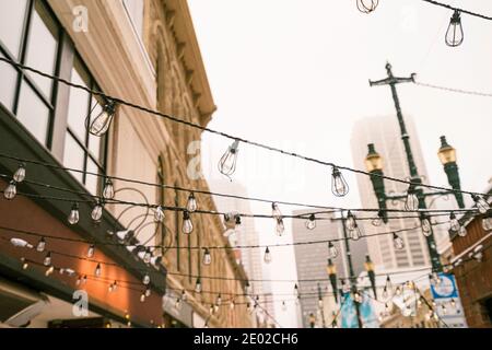 Ampoules électriques décorations de noël dans les rues de la ville Banque D'Images