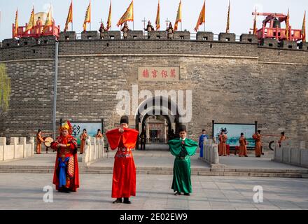 Cérémonie d'ouverture du mur de la ville qui embrasse le temple de Confucius et le manoir de la famille de Kong. Banque D'Images