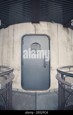 une porte en acier avec une fenêtre ronde Banque D'Images
