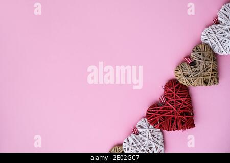 Coeurs de Saint-Valentin sur fond rose avec espace de copie. Symboles d'amour en forme de coeur pour la Saint-Valentin heureuse, la Fête des femmes, la Fête des mères, l'anniversaire. Cadeau c Banque D'Images