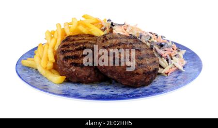 Hamburger de bœuf et frites avec Coleslaw frais isolés sur fond blanc Banque D'Images