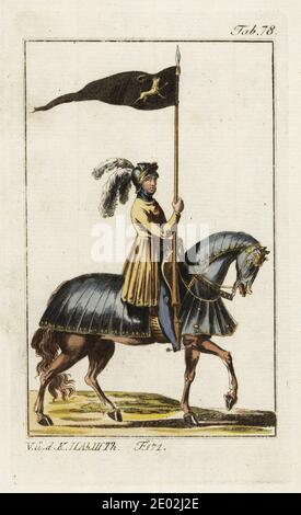 Chevalier en armure à cheval avec son standard 171 le chevalier porte une tunique marron clair surmontée d'armure bleue, un casque avec trois panaches blanches. Le cheval est recouvert d'armure de barding. La norme est un pennant noir avec un lion d'or. Copié de l'Anfang de Georg Ruxner, Ursprung des Turniers dans la Deutscher Nation, 1530. Gravure en coperplate de couleur main de la photo historique de Robert von Spalart des costumes du peuple principal de l'Antiquité et du Moyen-âge, Vienne, 1802. Banque D'Images