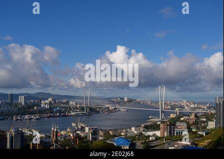 Vue sur la ville de Vladivostok à la lumière du jour. Banque D'Images