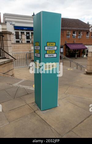 Un panneau/un bollard rappelant aux gens de distance sociale pendant la pandémie Covid-19 de 2020, Windsor, Berkshire, Royaume-Uni. Banque D'Images