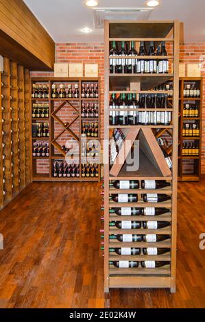 Balaklava, Crimée, Russie-2 juin 2018 : stockage de bouteilles de vin sur des étagères en bois dans une boutique de vin. Bouteilles de vin à collectionner Banque D'Images