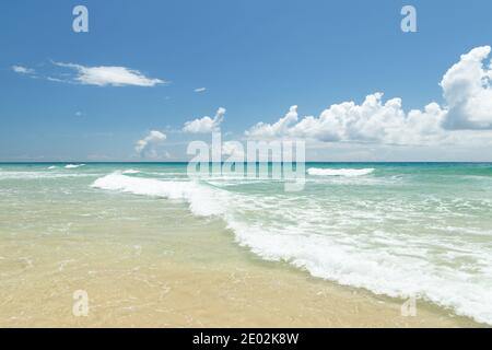 vue sur la belle plage de morro jable, eau turquoise et transparente, jour ensoleillé. Fuerteventura, Îles Canaries, Espagne. Banque D'Images