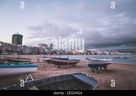 Lever du soleil sur la plage de Las Canteras à Las Palmas de Gran Canaria, îles Canaries, Espagne, une des plus belles plages de la ville en Espagne. Exposition longue. Banque D'Images