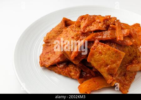 Gâteau au poisson sauté sur fond blanc Banque D'Images
