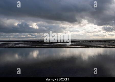 Réflexions sur la plage de Chalkwell, près de Southend-on-Sea, Essex, Angleterre Banque D'Images