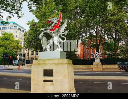 Les repères du dragon sont des statues de dragons en fonte sur les plinthes en métal ou en pierre qui marquent les limites du Ville de Londres.Victoria Embankment Banque D'Images