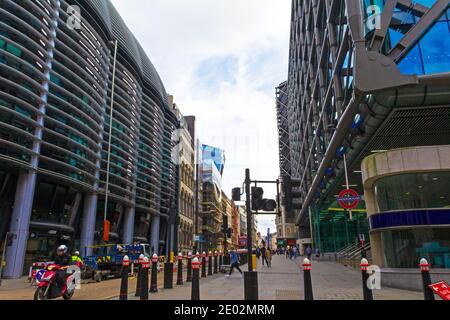 De nouveaux bâtiments d'affaires sur Cannon Street, la ville de Londres - l'historique Centre et le principal quartier central des affaires de Londres, Royaume-Uni, août 2016 Banque D'Images