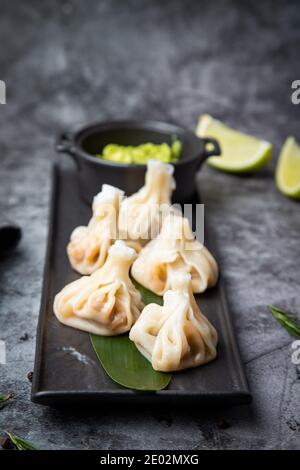 Le khinkali est un plat géorgien à la vapeur de pâte et de bœuf haché. Cuisine nationale, fond sombre Banque D'Images