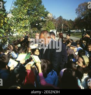 Le maire de Sofia, Boyko Borisov, donne des autographes aux enfants dans le jardin à côté du Parlement. Sofia, Bulgarie, 2008 Banque D'Images