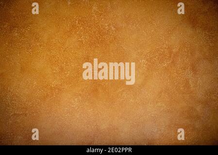 Beau résumé grungy jaune - orange stuc mur fond dans chaud humeur Banque D'Images