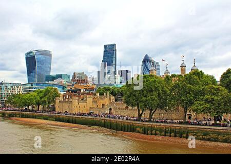 La ville de Londres et la Tour de Londres vu depuis le Tower Bridge sur la Tamise à Londres, Royaume-Uni, août 2016 Banque D'Images