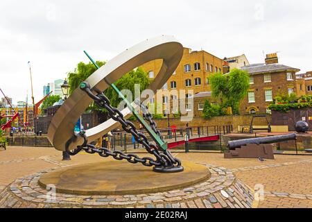 The Timepiece Sundial au quai de St. Katharine sur la rive nord de la Tamise, sur le côté est de Tower Bridge, Royaume-Uni, août 2016 Banque D'Images