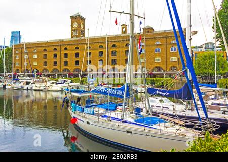 Les quais de St Katharine, dans le quartier londonien de Tower Hamlets, étaient l'un des quais commerciaux desservant Londres, du côté nord de la Tamise. Banque D'Images