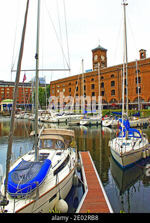 Les quais de St Katharine, dans le quartier londonien de Tower Hamlets, étaient l'un des quais commerciaux desservant Londres, du côté nord de la Tamise. Banque D'Images