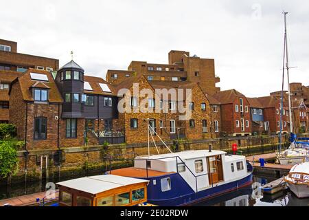 Les quais de St Katharine, dans le quartier londonien de Tower Hamlets, étaient l'un des quais commerciaux desservant Londres, du côté nord de la Tamise. Banque D'Images