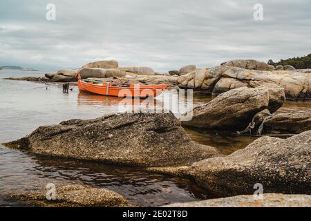 Bateau amarré au phare de Punta Cabalo, sur l'île d'Arousa, Galice.UN paysage incontournable si vous allez en vacances à la Rias Baixas. Banque D'Images