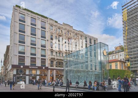 Milan, Lombardie, Italie - 04.10.2020 - Nouveau magasin d'Apple Piazza del Liberty (place de la liberté) dans le centre-ville de Milan. Banque D'Images