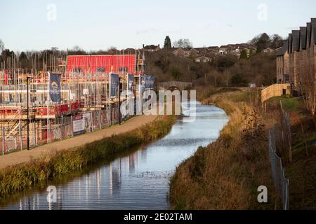 Construction de logements le long du canal Wilts et Berks, Wichelstowe, Swindon, Angleterre, Royaume-Uni Banque D'Images