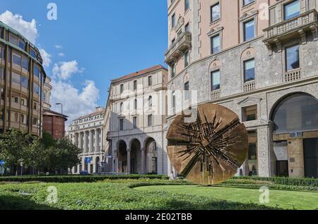 Milan, Lombardie, Italie - 04.10.2020 - disque de sculpture d'Arnaldo Pomodoro sur la place Meda dans le centre historique de Milan. Banque D'Images