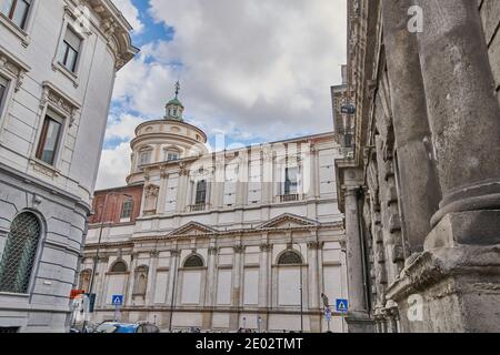 Milan, Lombardie, Italie - 04.10.2020 - Eglise San Fedele, vue latérale de la place de la Scala, dans le centre-ville historique de Milan en une journée ensoleillée Banque D'Images