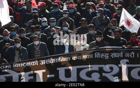 Katmandou, Bagmati, Népal. 29 décembre 2020. Les anciens premiers ministres Pouchpa Kamal Dahal (3e L) et Madhav Kumar Népal (4e L) participent à la manifestation contre la dissolution du Parlement du pays à Katmandou, Népal, le 29 décembre 2020. Crédit : Sunil Sharma/ZUMA Wire/Alay Live News Banque D'Images