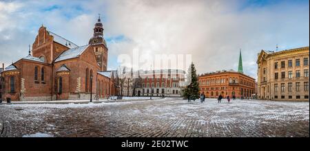 Vue panoramique de la cathédrale sur la place du Dôme avec arbre de Noël décoré à Riga, Lettonie Banque D'Images