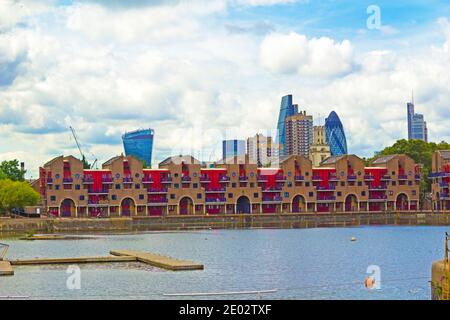 Shadwell Basin, London Docks à Wapping, Londres, Angleterre. Il s'agit maintenant d'une place maritime utilisée à des fins récréatives, un développement de logements au bord de l'eau Banque D'Images