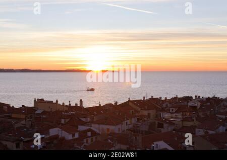 Toits rouges du centre historique de la vieille ville de Piran contre le coucher du soleil et la mer Adriatique, vue aérienne, Slovénie Banque D'Images