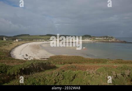 Établissement côtier et plage à Old Grimsby sur l'île de Tresco dans les îles de Scilly, Angleterre, Royaume-Uni Banque D'Images