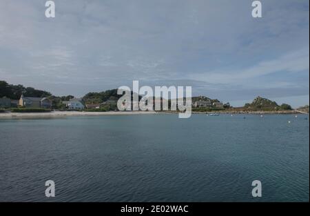 Établissement côtier et plage à Old Grimsby sur l'île de Tresco dans les îles de Scilly, Angleterre, Royaume-Uni Banque D'Images