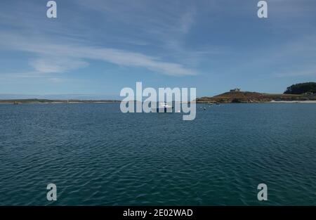 Vue panoramique sur la baie avec un bateau amarré à Old Grimsby sur l'île de Tresco dans les îles de Scilly, Angleterre, Royaume-Uni Banque D'Images