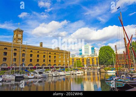 Les quais de St Katharine, dans le quartier londonien de Tower Hamlets, étaient l'un des quais commerciaux desservant Londres, du côté nord de la Tamise. Banque D'Images