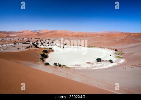 Vue de Big Mama Dune à Sossusvlei Pan, Namib Naukluft Park, Namibie Banque D'Images