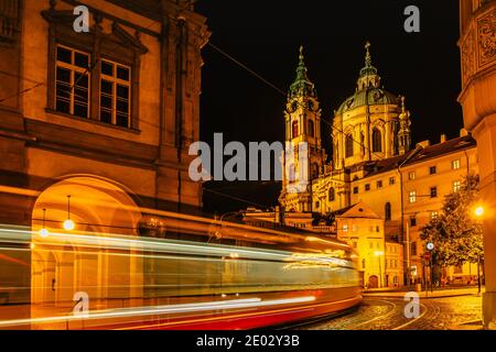 Vue de nuit de l'église illuminée St Nicolas, Malostranske homonyme,Prague,République Tchèque.petite ville de Prague.longue exposition lumières. Mouvement du tr Banque D'Images